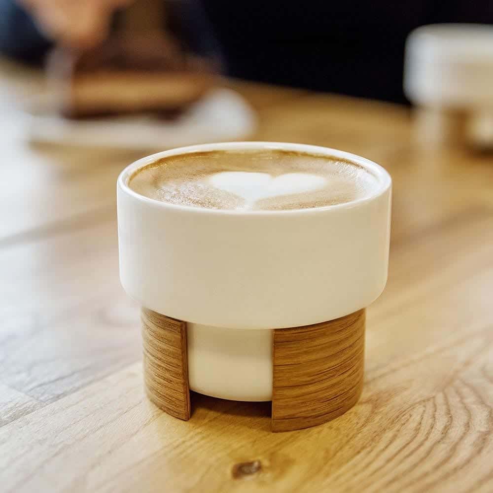 Чашка для капучино Tonfisk WARM на деревянном столе