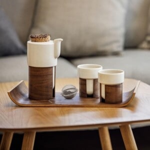 Чайный набор Tonfisk WARM орех с крышкой из пробкового дерева на столе