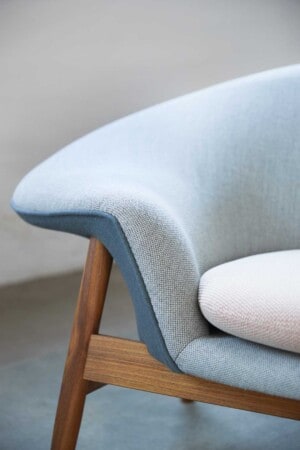 Детальная съемка дизайнерского кресла Warm Nordic Fried Egg в цвете петроль/бледный персик