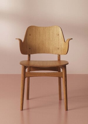 Обеденный стул Warm Nordic Gesture из тикового дерева на бежевом фоне