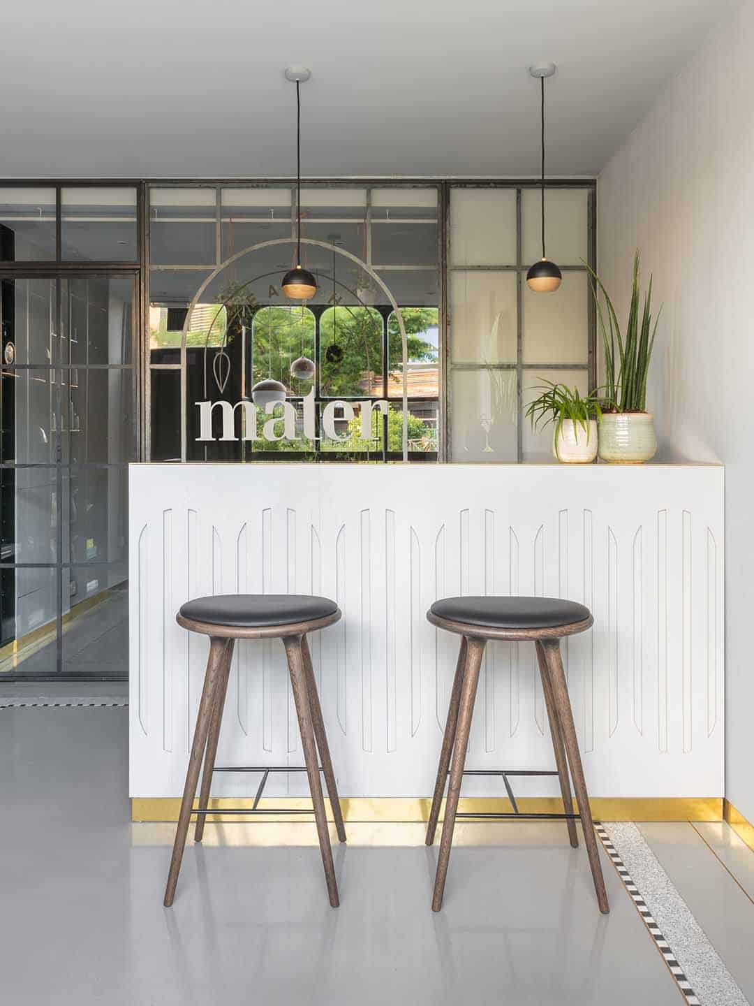 Два стула барных Mater High, 69 см в светлом интерьере