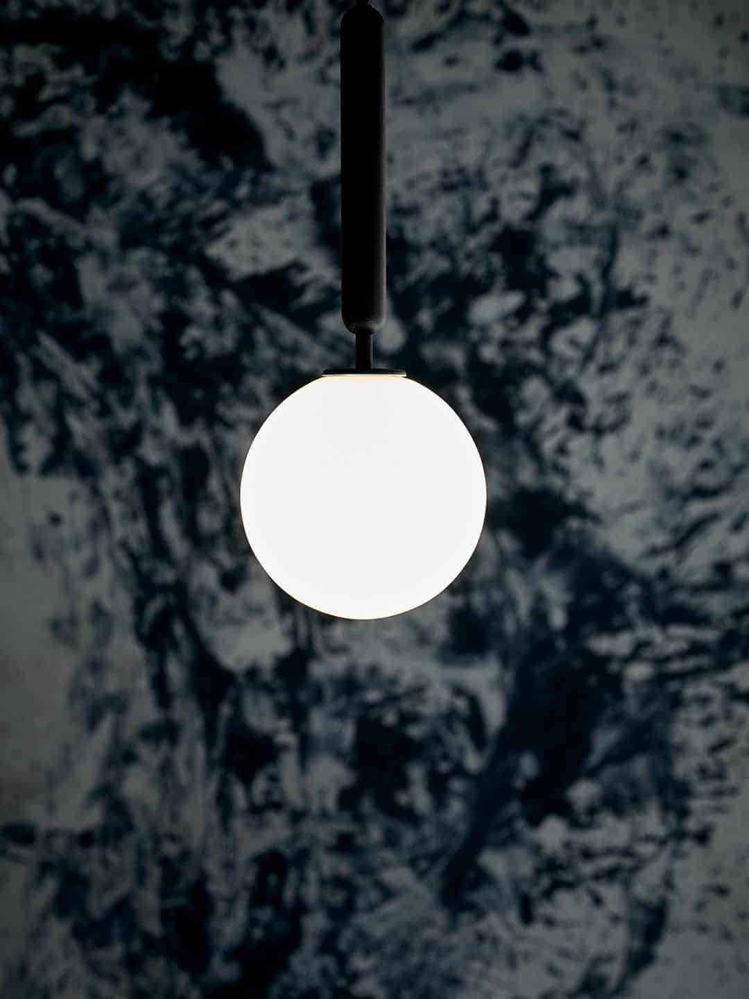 Подвесной светильник Nuura Miira 1 белый опал и серый камень на темном фоне