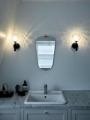 Два бра Nuura Miira Wall Optic в интерьере ванной