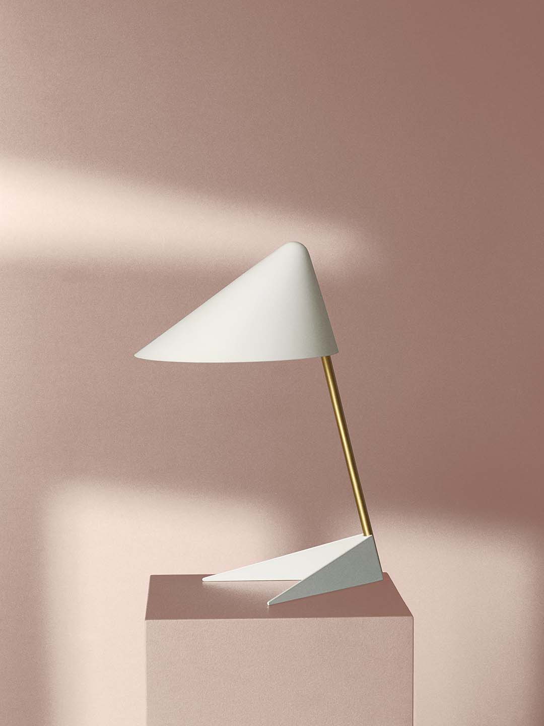 Настольная лампа Warm Nordic Ambience теплого белого цвета с латунной ножкой на светло-розовом фоне