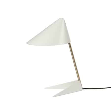 Настольная лампа Warm Nordic Ambience теплого белого цвета с латунной ножкой