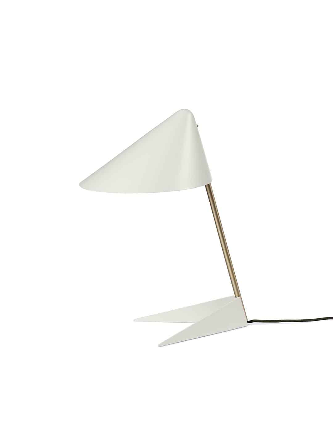 Настольная лампа Warm Nordic Ambience теплого белого цвета с латунной ножкой