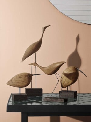 Четыре статуэтки птицы из дерева Warm Nordic Beak Bird на светлом фоне