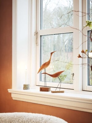 Две статуэтки птицы из дерева Warm Nordic Beak Bird на белом подоконнике