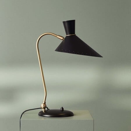 Настольная лампа Warm Nordic Bloom цвета черный нуар на светлом фоне