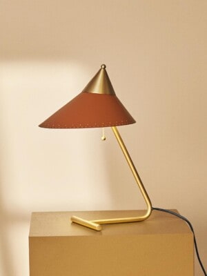Настольная лампа Warm Nordic Brass Top в ржаво-красном цвете на светлом фоне