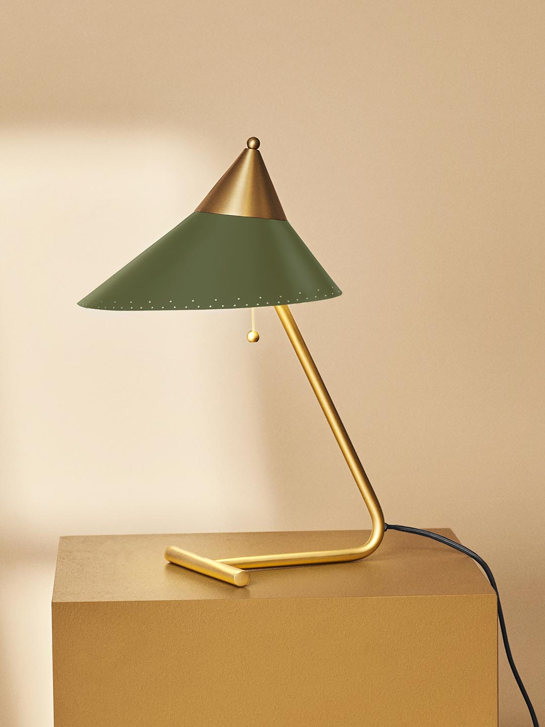 Настольная лампа Warm Nordic Brass Top хвойно-зеленого цвета на светлом фоне