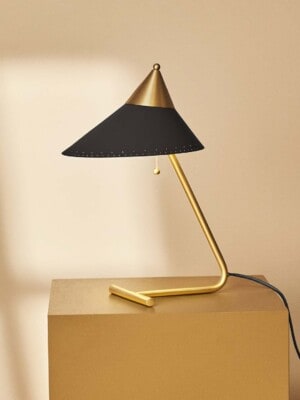 Настольная лампа Warm Nordic Brass Top в цвете древесный уголь на светлом фоне