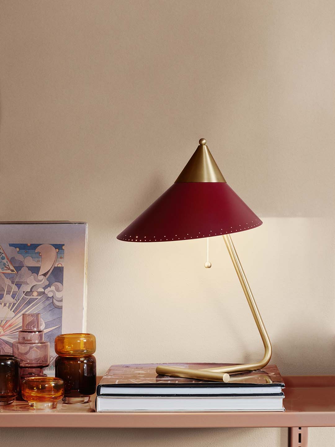 Настольная лампа Warm Nordic Brass Top в цвете красный виноград в светлом интерьере