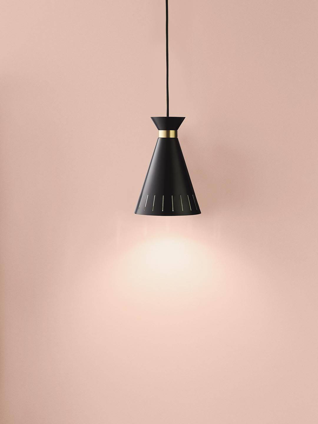 Подвесной светильник Warm Nordic Cone на розовом фоне