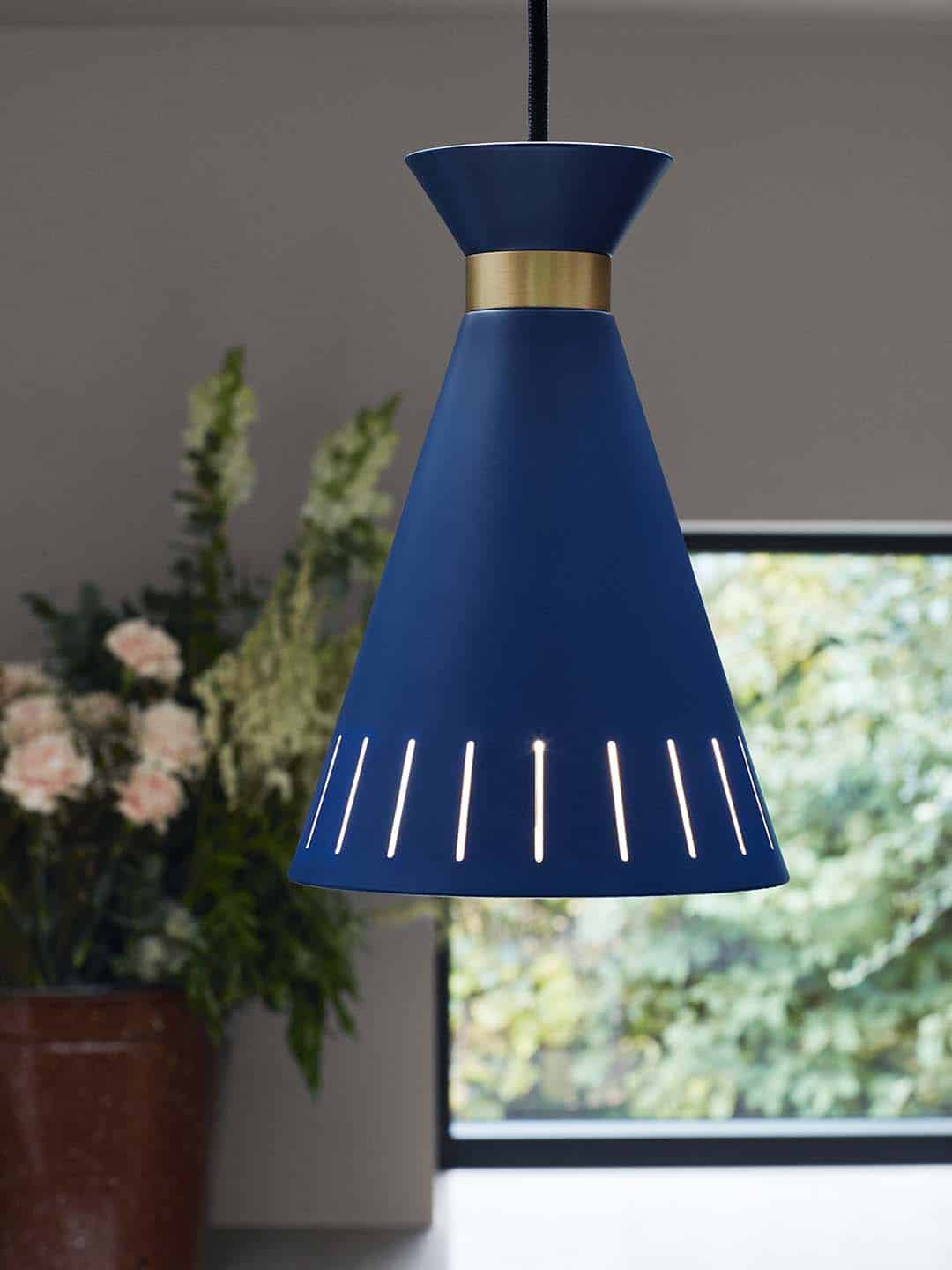 Подвесной светильник Warm Nordic Cone лазурный синий в интерьере