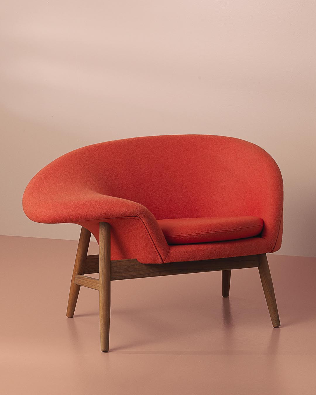 Дизайнерское кресло Warm Nordic Fried Egg на розовом фоне