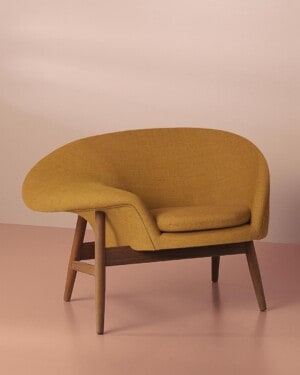 Дизайнерское кресло Warm Nordic Fried Egg на розовом фоне