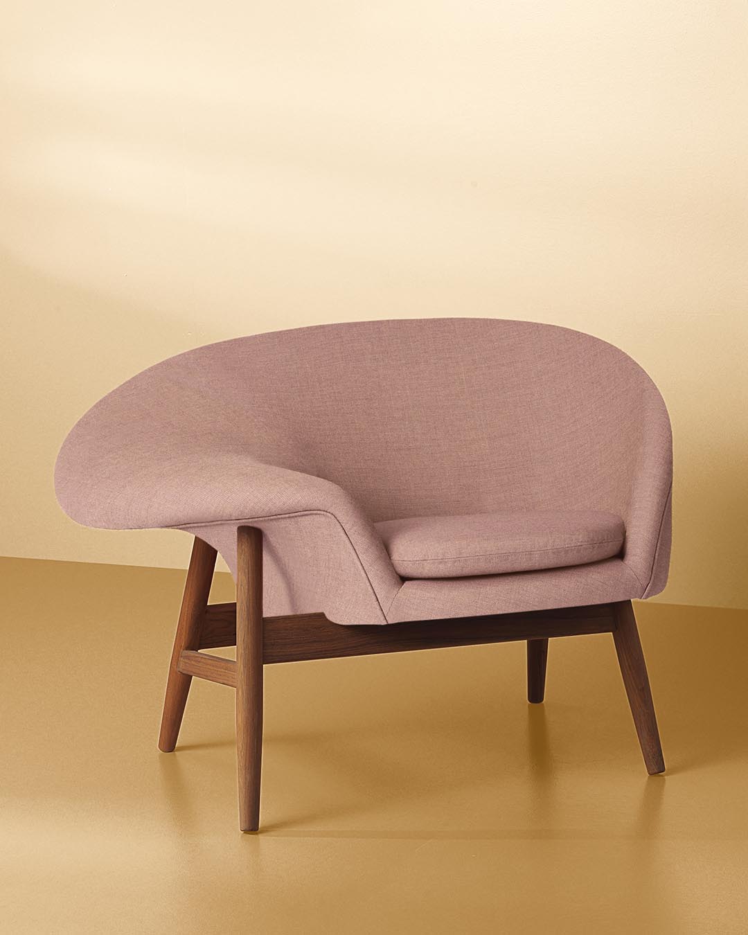Дизайнерское кресло Warm Nordic Fried Egg на бежевом фоне