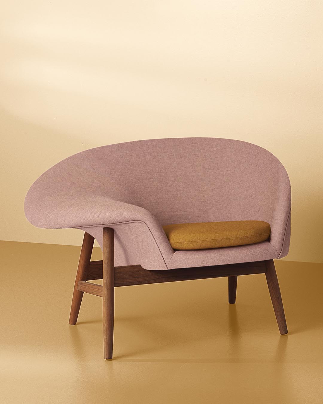 Дизайнерское кресло Warm Nordic Fried Egg на бежевом фоне