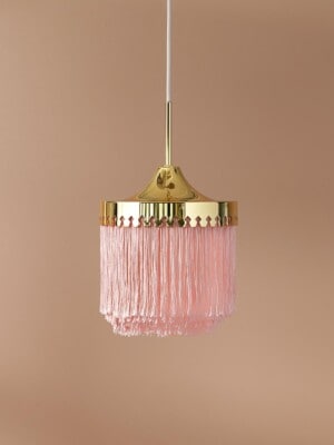 Светильник подвесной Warm Nordic Fringe диаметром 20 см бледно-розового цвета на светлом фоне
