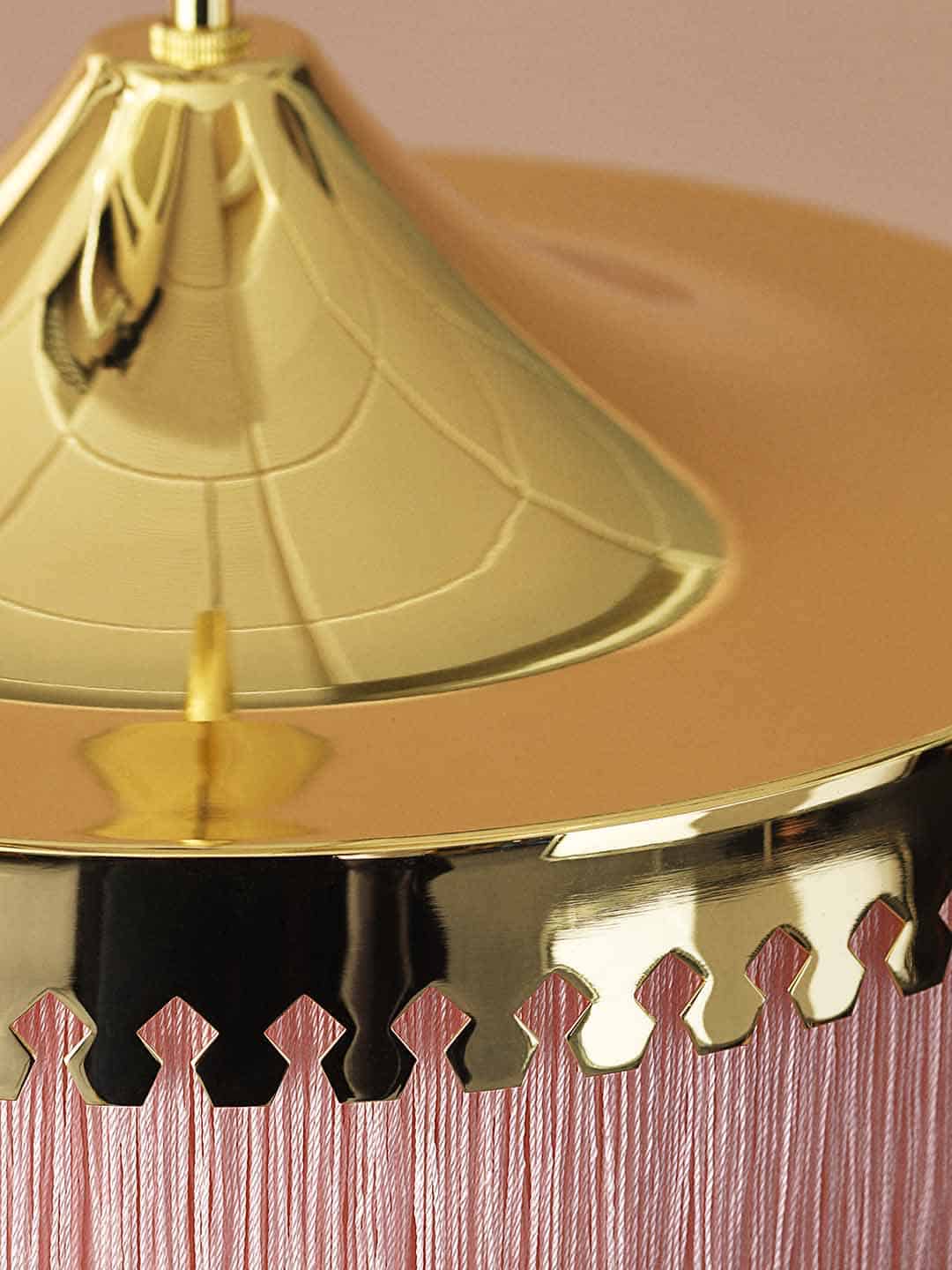 Детальная фотография светильника подвесного Warm Nordic Fringe диаметром 20 см бледно-розового цвета