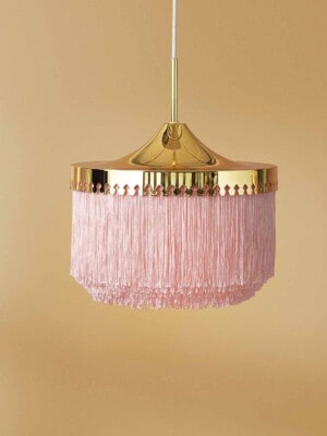 Светильник подвесной Warm Nordic Fringe диаметром 30 см в бледно-розовом цвете на светлом фоне