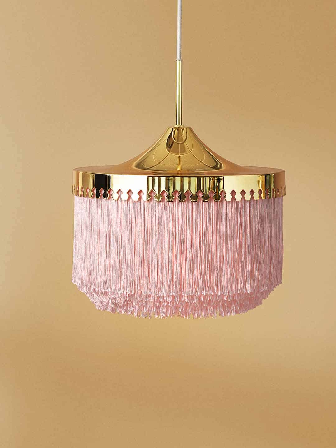 Светильник подвесной Warm Nordic Fringe диаметром 30 см в бледно-розовом цвете на светлом фоне