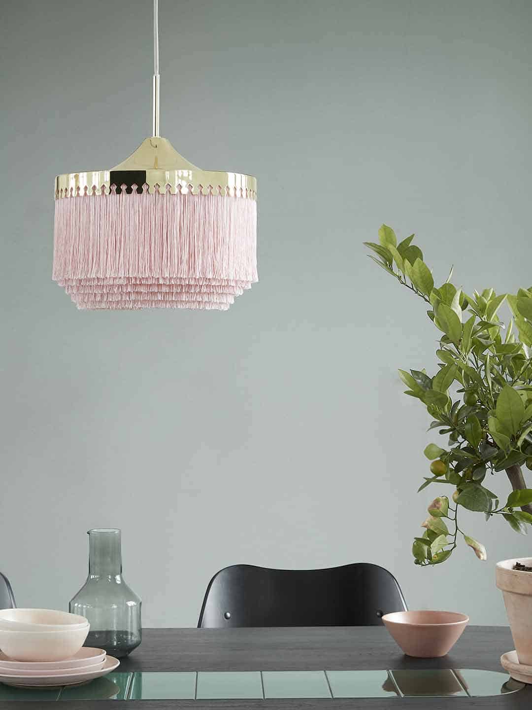 Светильник подвесной Warm Nordic Fringe диаметром 30 см в бледно-розовом цвете в светлом интерьере