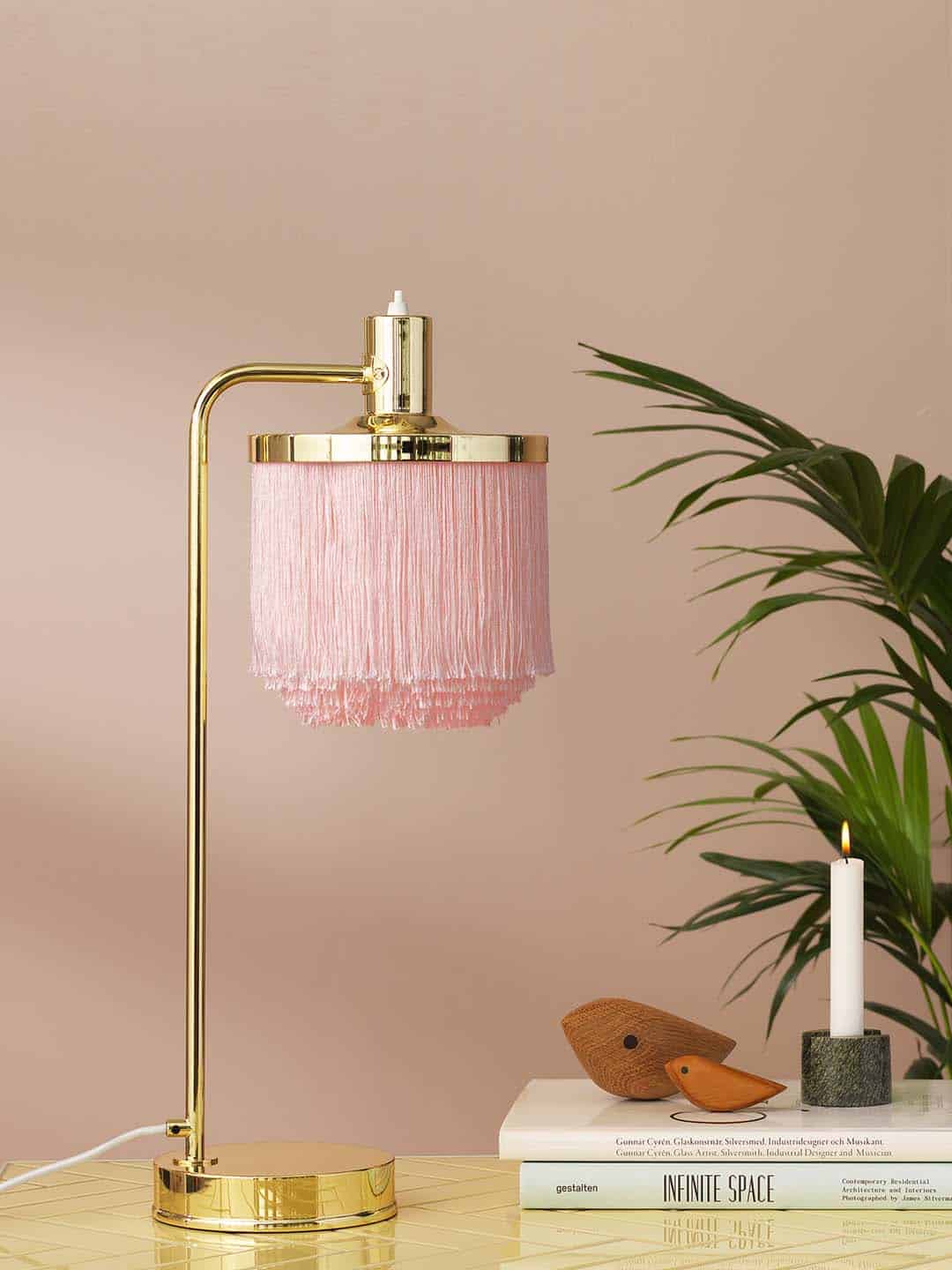 Светильник настольный Warm Nordic Fringe бледно-розового цвета в светлом интерьере