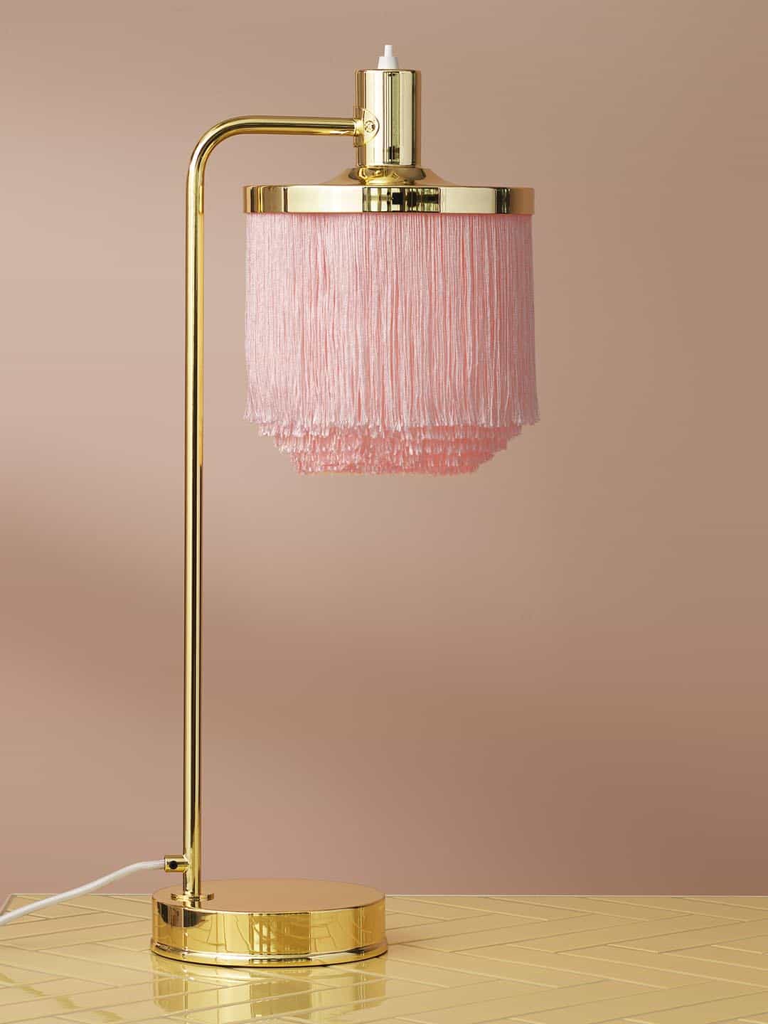 Светильник настольный Warm Nordic Fringe бледно-розового цвета на светлом фоне