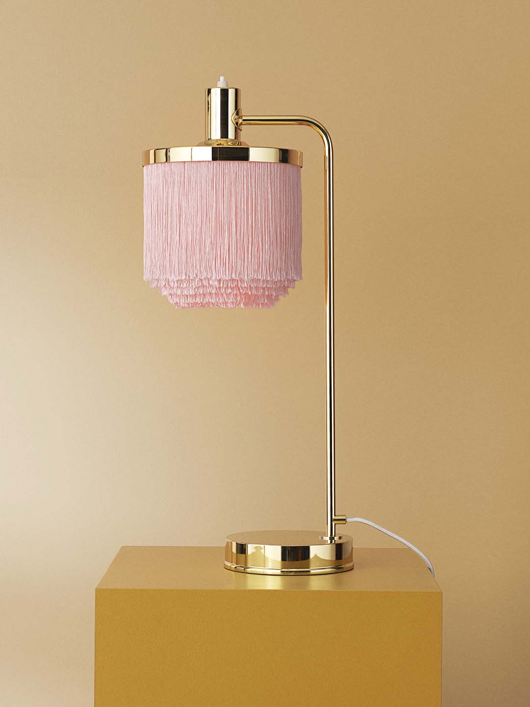 Светильник настольный Warm Nordic Fringe бледно-розового цвета на светло-желтом фоне