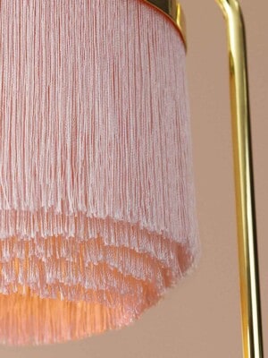 Детальная фотография бахромы светильника настольного Warm Nordic Fringe бледно-розового цвета