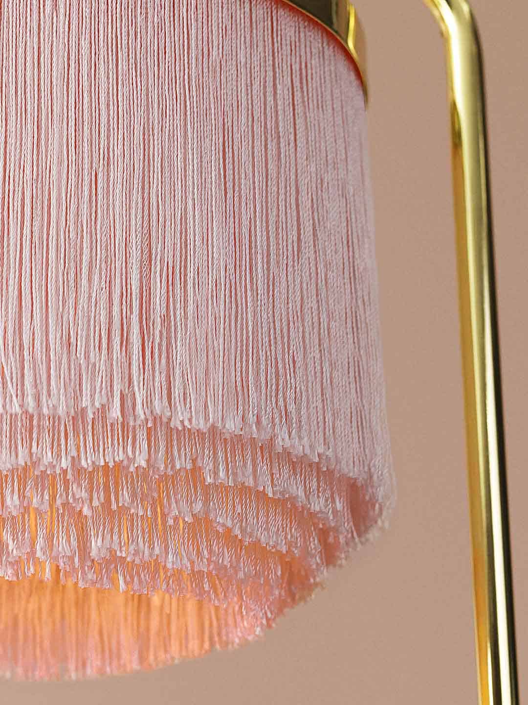Детальная фотография бахромы светильника настольного Warm Nordic Fringe бледно-розового цвета