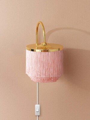 Светильник настенный Warm Nordic Fringe бледно-розового цвета на светлом фоне