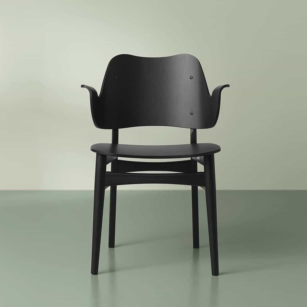 Обеденный стул Warm Nordic Gesture черный лак на зеленом фоне