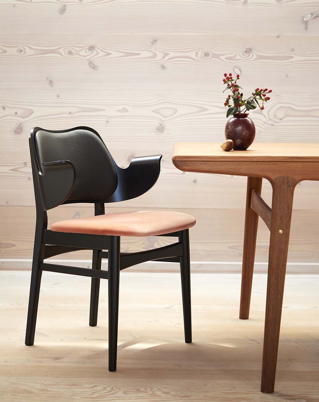 Обеденный стул Warm Nordic Gesture черный лак в интерьере