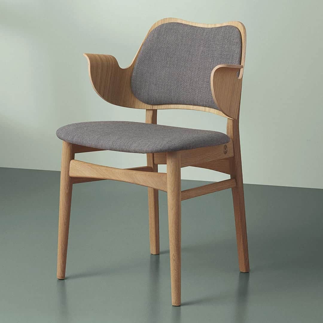 Обеденный стул Warm Nordic Gesture с сидением и спинкой в цвете серый меланж, промасленный дуб на сером фоне