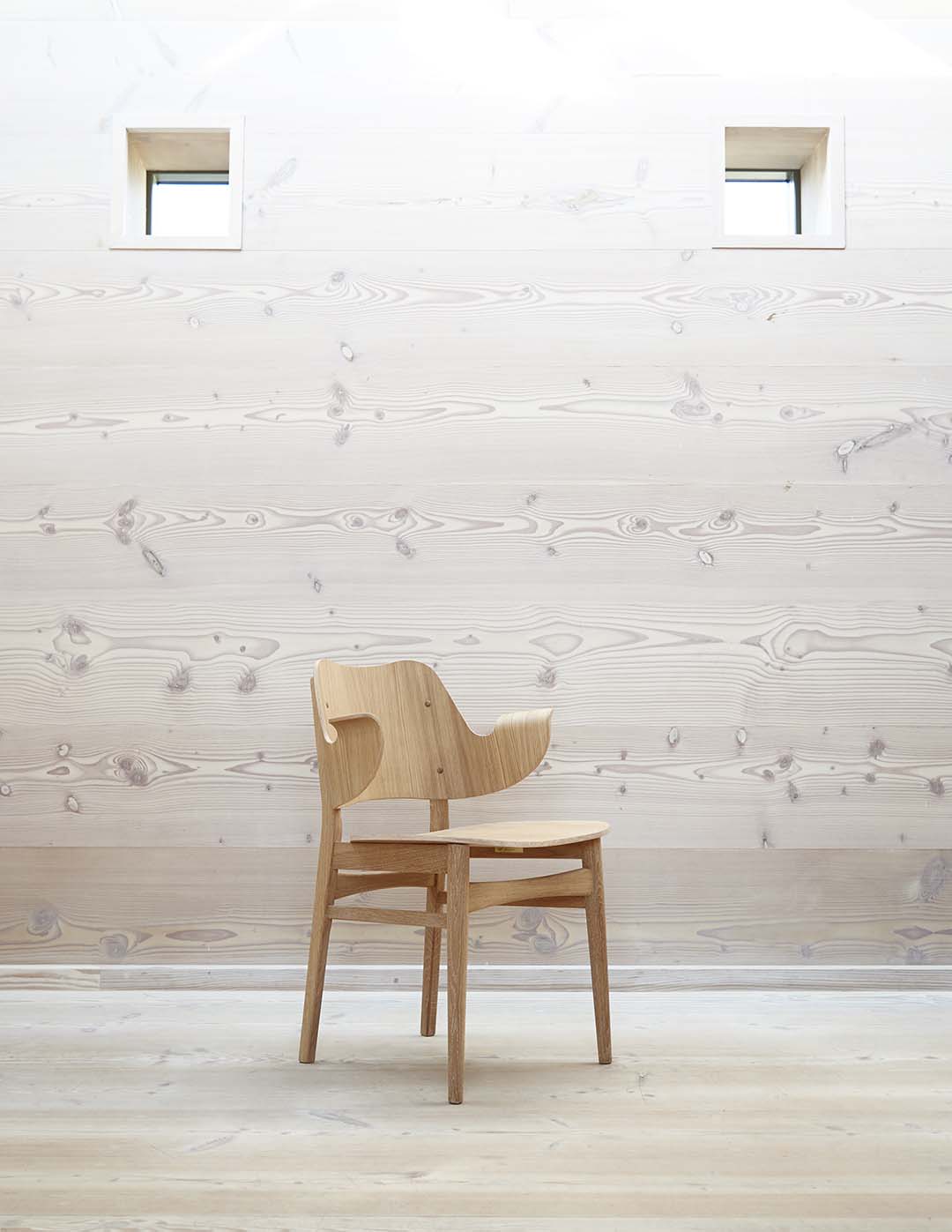 Обеденный стул Warm Nordic Gesture, промасленный дуб в интерьере