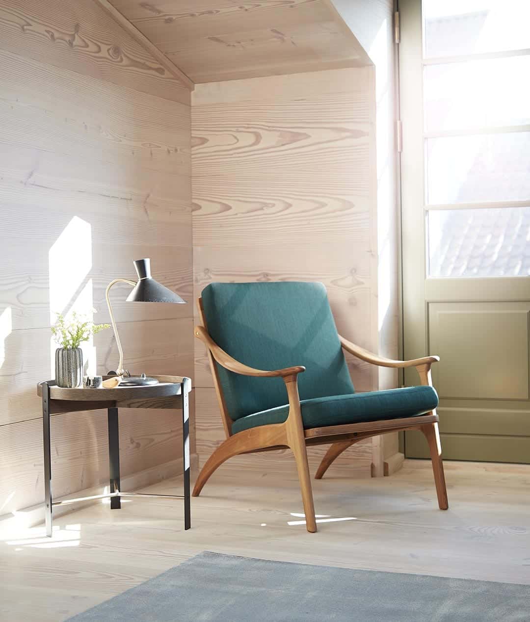 Кресло Warm Nordic Lean Back дуб в интерьере