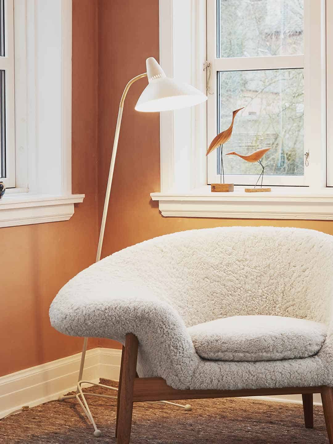 Торшер Warm Nordic Lightsome теплого белого цвета в светлом лофте