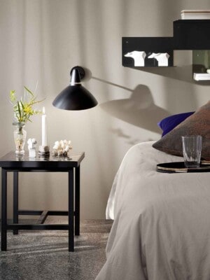 Бра Warm Nordic Lightsome цвета черный нуар в светлой спальне