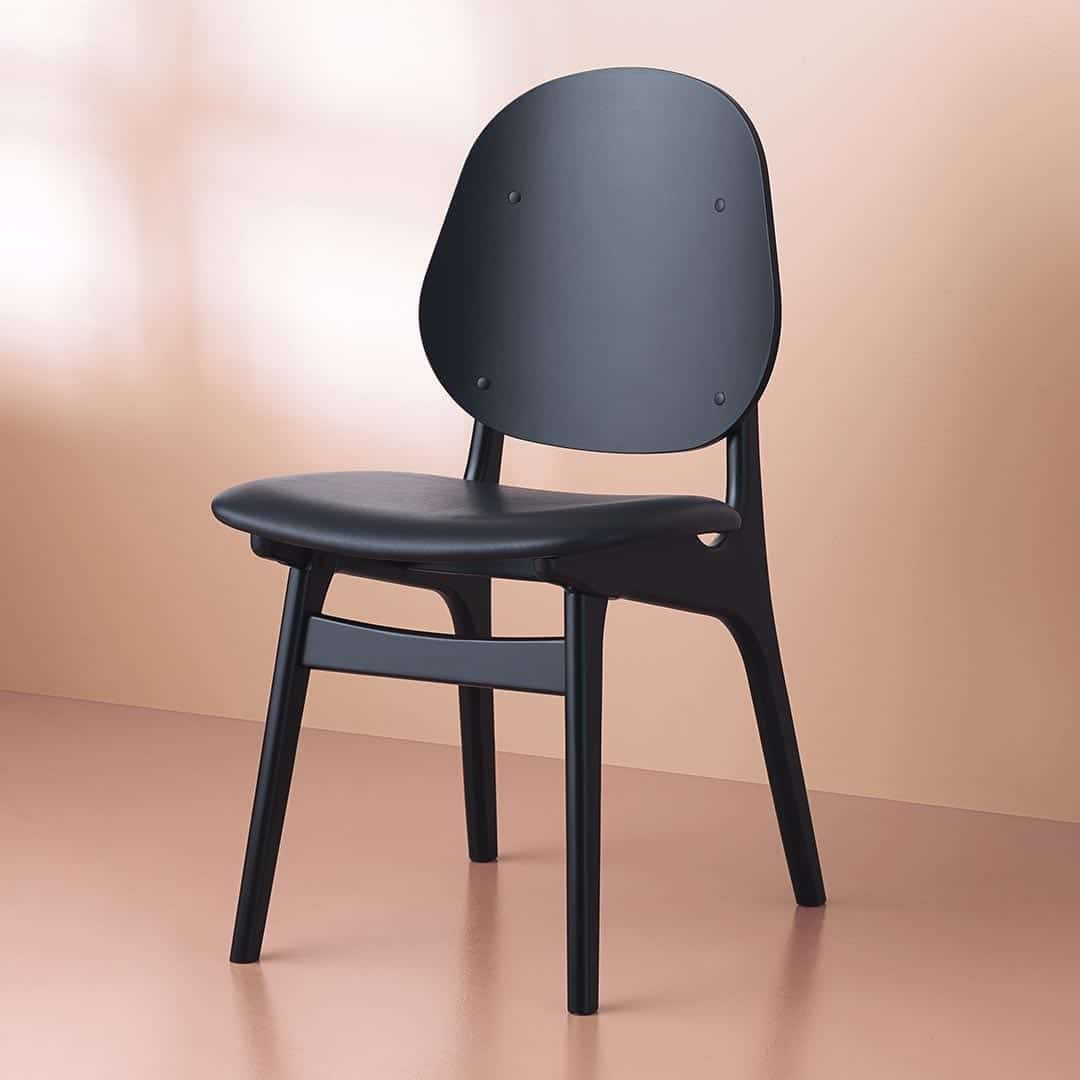 Обеденный стул Warm Nordic Noble черный лакированный бук на розовом фоне