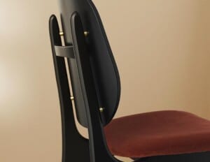 Детальная съемка Обеденный стул Warm Nordic Noble черный лакированный бук на бежевом фоне