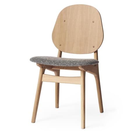 Обеденный стул Warm Nordic Noble, дуб на белом фоне вид сбоку