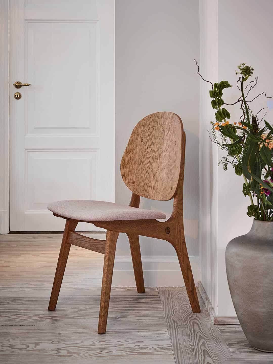 Обеденный стул Warm Nordic Noble тик в интерьере