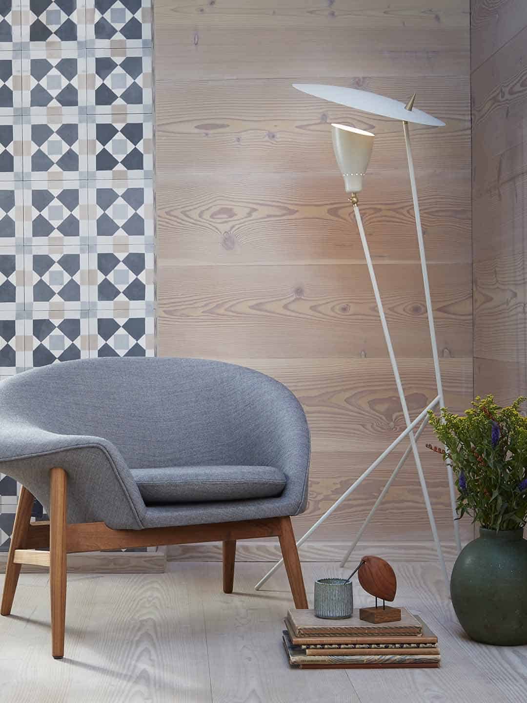 Торшер Warm Nordic Silhouette теплого белого цвета в гостиной