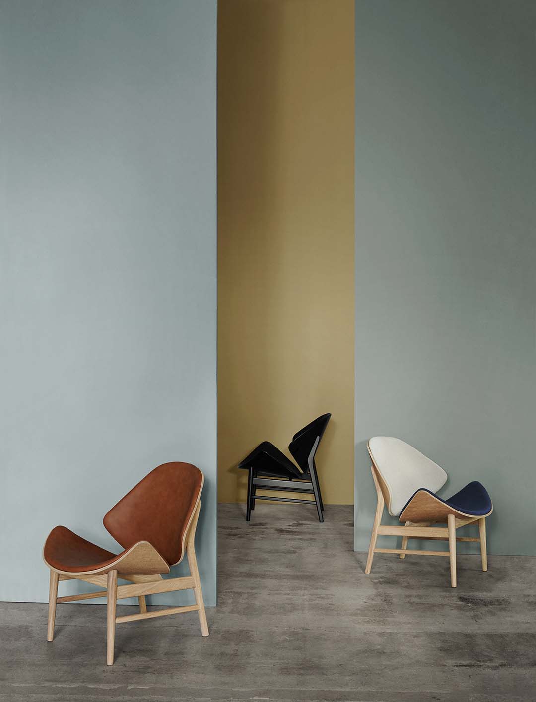 Три кресла Warm Nordic The Orange в светлом интерьере