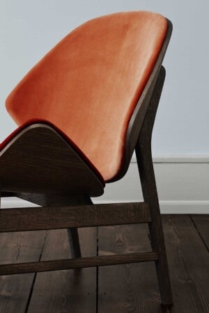 Детальная съемка кресла Warm Nordic The Orange, дымчатый дуб на светлом фоне