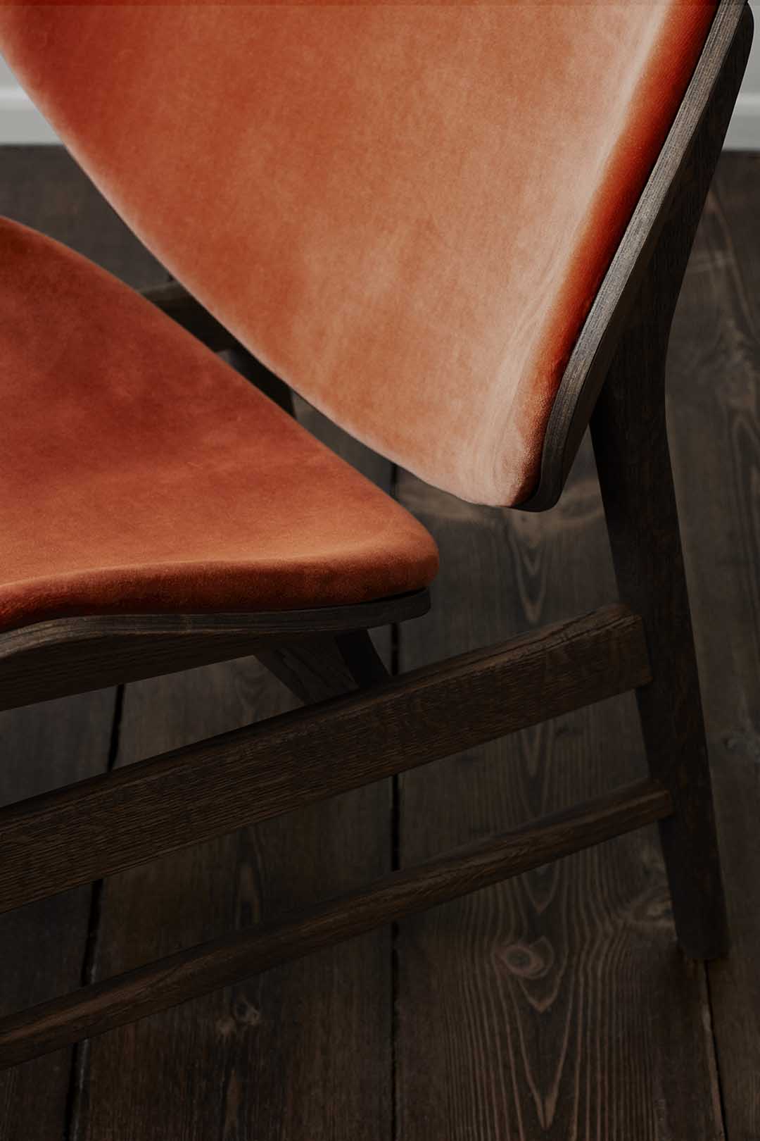 Детальная съемка кресла Warm Nordic The Orange, дымчатый дуб на темном фоне
