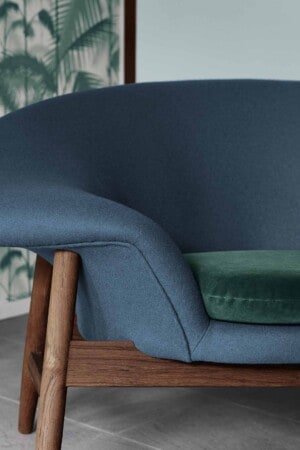 Детальная съемка дизайнерского кресла Warm Nordic Fried Egg в цвете петроль